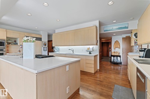 8 Valleyview Point(E), Edmonton, AB - Indoor Photo Showing Kitchen