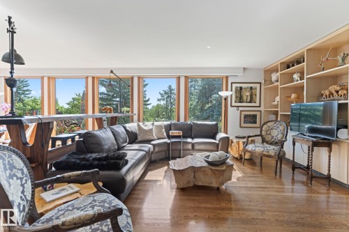 8 Valleyview Point(E), Edmonton, AB - Indoor Photo Showing Living Room