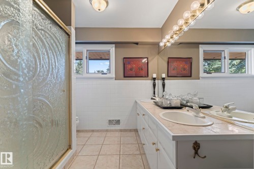 8 Valleyview Point(E), Edmonton, AB - Indoor Photo Showing Bathroom