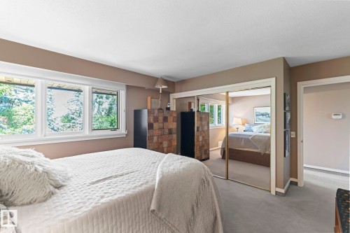 8 Valleyview Point(E), Edmonton, AB - Indoor Photo Showing Bedroom