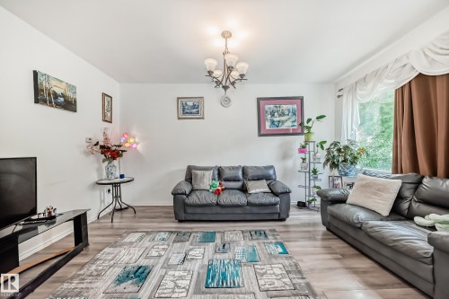 13111 65 Street, Edmonton, AB - Indoor Photo Showing Living Room