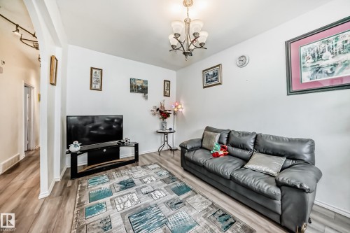 13111 65 Street, Edmonton, AB - Indoor Photo Showing Living Room