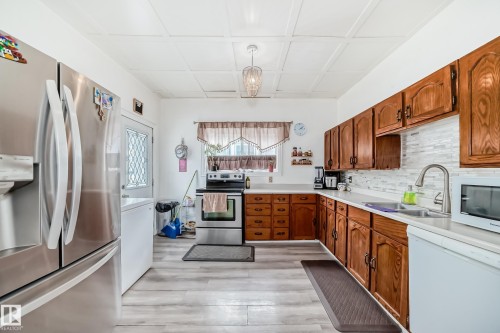 13111 65 Street, Edmonton, AB - Indoor Photo Showing Kitchen With Stainless Steel Kitchen