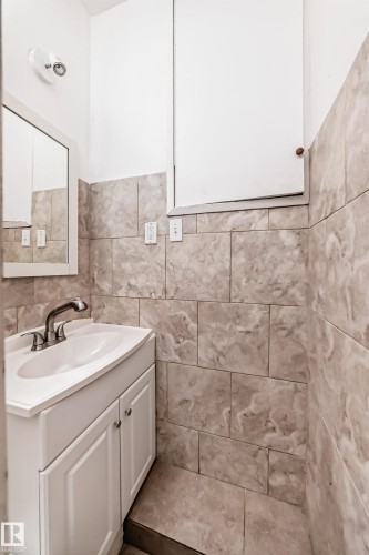 13111 65 Street, Edmonton, AB - Indoor Photo Showing Bathroom