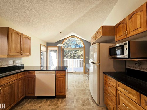 27 Edward Way, St. Albert, AB - Indoor Photo Showing Kitchen