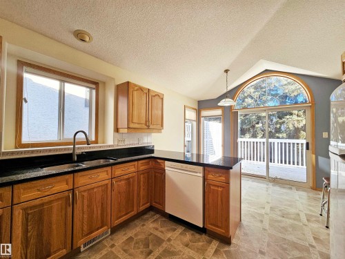 27 Edward Way, St. Albert, AB - Indoor Photo Showing Kitchen With Double Sink