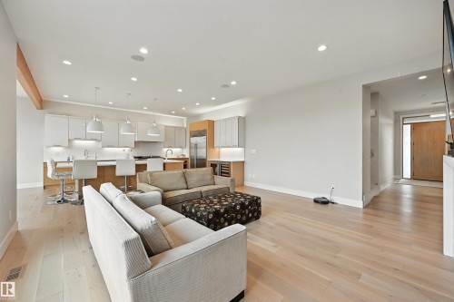 2620 Wheaton Close, Edmonton, AB - Indoor Photo Showing Living Room