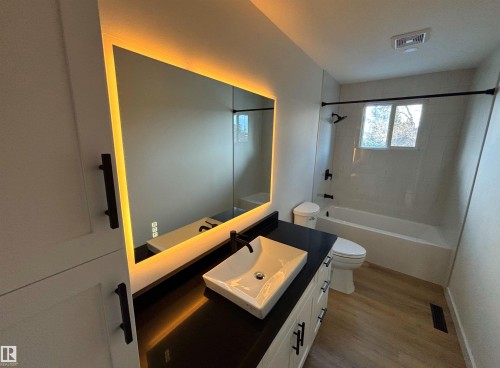 11744 37 Avenue, Edmonton, AB - Indoor Photo Showing Bathroom