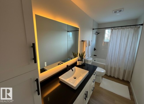 11744 37 Avenue, Edmonton, AB - Indoor Photo Showing Bathroom