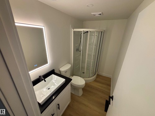 11744 37 Avenue, Edmonton, AB - Indoor Photo Showing Bathroom