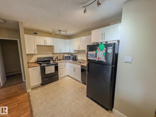 802 9710 105 Street, Edmonton, AB - Indoor Photo Showing Kitchen