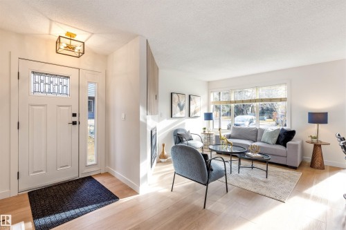 106 81 Garden Road, St. Albert, AB - Indoor Photo Showing Living Room