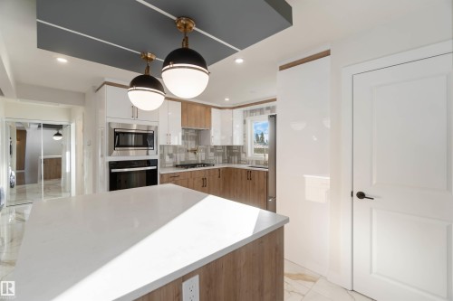 5907 137 Avenue, Edmonton, AB - Indoor Photo Showing Kitchen