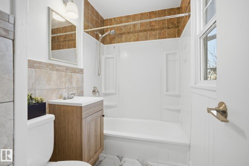 9734 71 Avenue, Edmonton, AB - Indoor Photo Showing Bathroom