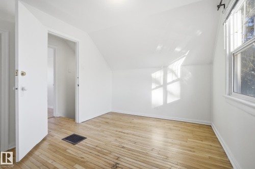 9734 71 Avenue, Edmonton, AB - Indoor Photo Showing Other Room