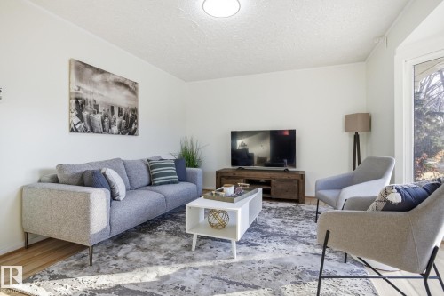 9734 71 Avenue, Edmonton, AB - Indoor Photo Showing Living Room