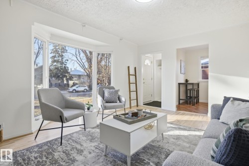 9734 71 Avenue, Edmonton, AB - Indoor Photo Showing Living Room