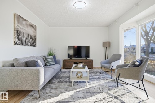 9734 71 Avenue, Edmonton, AB - Indoor Photo Showing Living Room