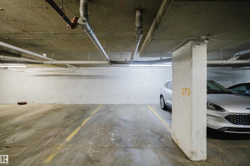 109 530 Watt Boulevard, Edmonton, AB - Indoor Photo Showing Garage