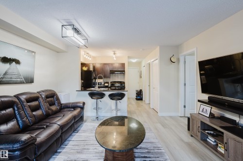 109 530 Watt Boulevard, Edmonton, AB - Indoor Photo Showing Living Room