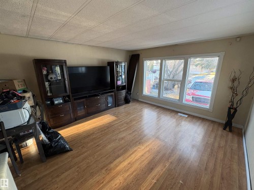 51 12604 153 Avenue, Edmonton, AB - Indoor Photo Showing Living Room