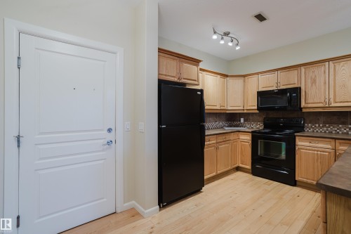 409 160 Magrath Road, Edmonton, AB - Indoor Photo Showing Kitchen