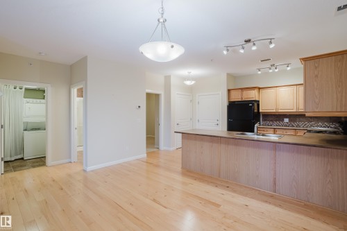409 160 Magrath Road, Edmonton, AB - Indoor Photo Showing Kitchen