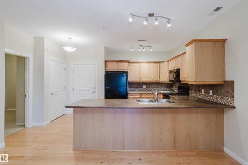 409 160 Magrath Road, Edmonton, AB - Indoor Photo Showing Kitchen With Double Sink
