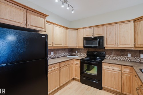 409 160 Magrath Road, Edmonton, AB - Indoor Photo Showing Kitchen