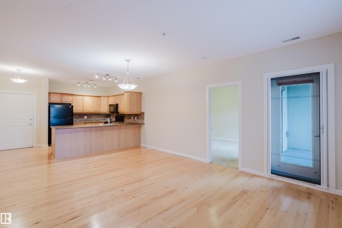409 160 Magrath Road, Edmonton, AB - Indoor Photo Showing Kitchen