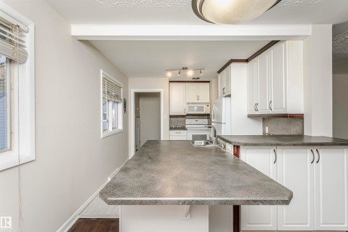 15702 92A Avenue, Edmonton, AB - Indoor