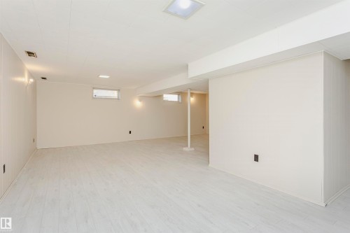 15702 92A Avenue, Edmonton, AB - Indoor