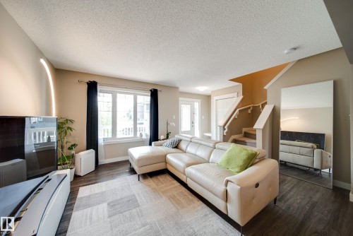 16728 15 Avenue, Edmonton, AB - Indoor Photo Showing Living Room