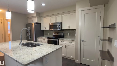 424 Chappelle Drive, Edmonton, AB - Indoor Photo Showing Kitchen With Double Sink With Upgraded Kitchen