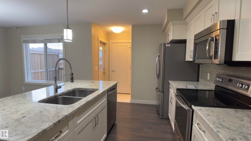 424 Chappelle Drive, Edmonton, AB - Indoor Photo Showing Kitchen With Double Sink With Upgraded Kitchen