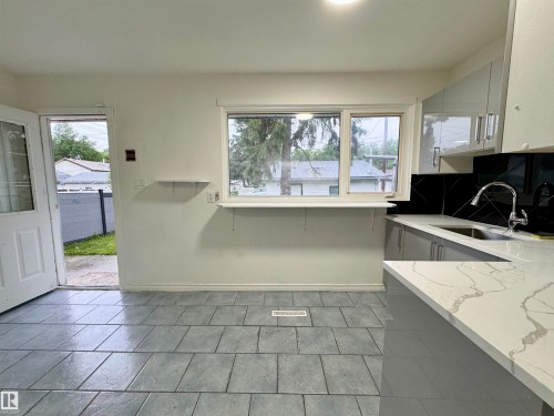 16415 106 Avenue, Edmonton, AB - Indoor