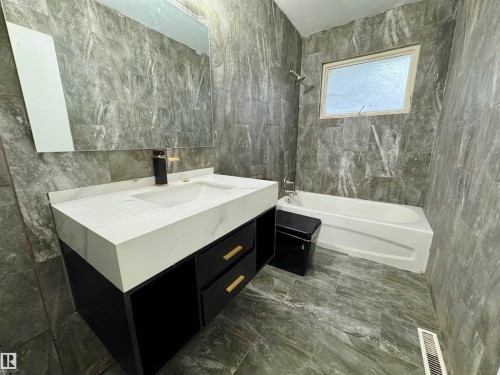 16415 106 Avenue, Edmonton, AB - Indoor Photo Showing Bathroom