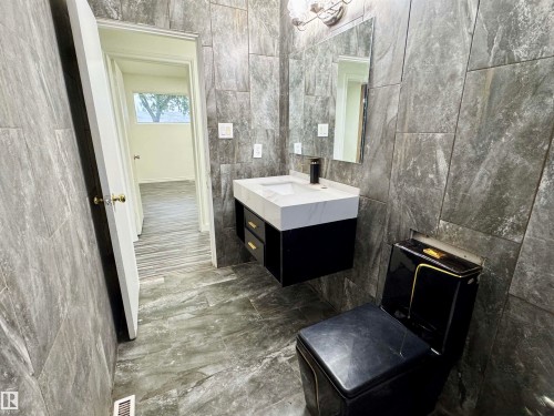 16415 106 Avenue, Edmonton, AB - Indoor Photo Showing Bathroom