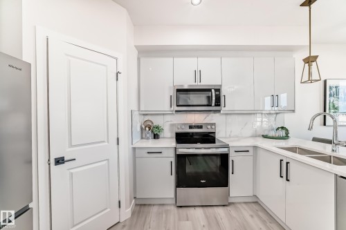 61 Patriot Way, Spruce Grove, AB - Indoor Photo Showing Kitchen With Double Sink With Upgraded Kitchen