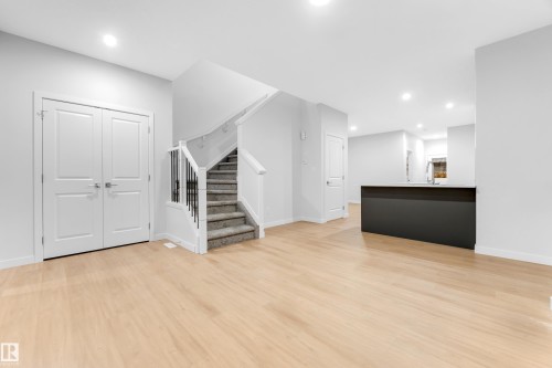 252 24 Street, Edmonton, AB - Indoor Photo Showing Other Room