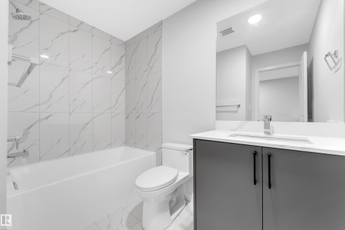 252 24 Street, Edmonton, AB - Indoor Photo Showing Bathroom
