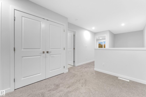252 24 Street, Edmonton, AB - Indoor Photo Showing Other Room