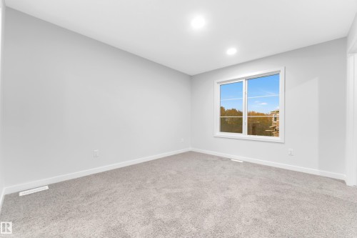 252 24 Street, Edmonton, AB - Indoor Photo Showing Other Room