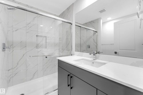 252 24 Street, Edmonton, AB - Indoor Photo Showing Bathroom