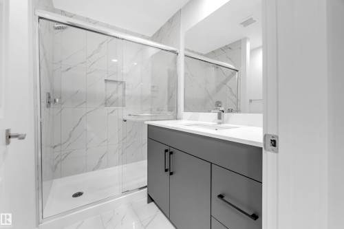 252 24 Street, Edmonton, AB - Indoor Photo Showing Bathroom