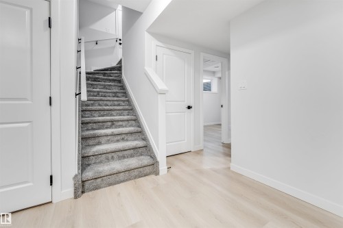 252 24 Street, Edmonton, AB - Indoor Photo Showing Other Room