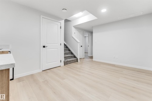 252 24 Street, Edmonton, AB - Indoor Photo Showing Other Room
