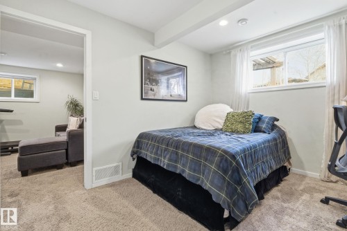 9543 221 Street, Edmonton, AB - Indoor Photo Showing Bedroom