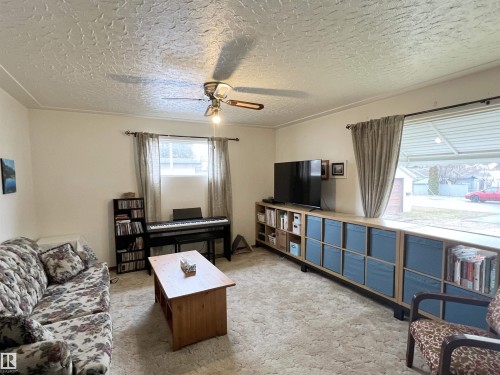 4944 48 Avenue, Bon Accord, AB - Indoor Photo Showing Living Room