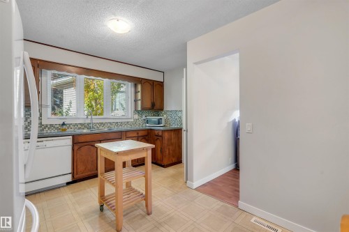 232 Ranchview Place Nw, Calgary, AB - Indoor Photo Showing Kitchen